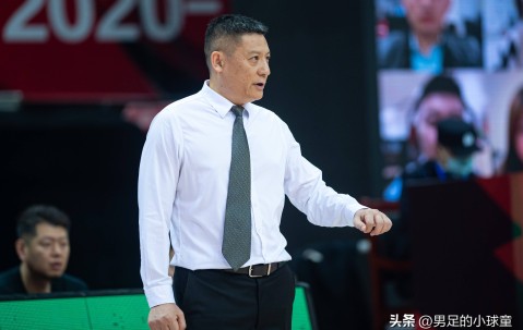 九游体育app-关键时刻CBA季后赛传出新动向，本菲卡回应争议，管理层表态——态度坚定，赛程密集仍需轮换的简单介绍